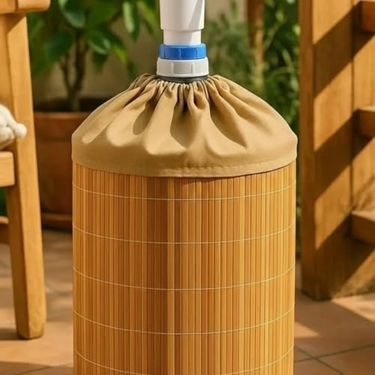 57855210131261980184975 Bambu Su Sebili Damacana Kılıfı Dekoratif, Toz Ve Güneş Koruyucu, Doğal Bambu Kaplama, Kumaş Büzgülü Üst Kapak, 19 L Damacana Uyumlu Acı Kahverengi