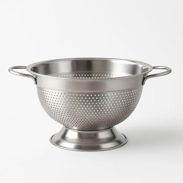 Diğer 131573321 304 Paslanmaz Çelik Süzgeç - Kulplu & Ayaklı Tasarım Makarna, Sebze Ve Meyve Yıkama Kabı - Delikli, Bulaşık Makinesine Uygun 27 Cm Açık Gri