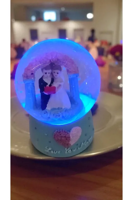 FAMEMUS ACCESSORY 2312413 Işıklı Kar Küresi Ara Boy Ürün Boyut 10 Cm