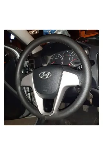 DİKİŞLİ DİREKSİYON KILIFI SİYAH DERİ/DİKİŞLİ HYUNDAİ İ20 İÇİN