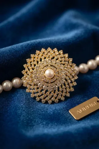 Gold Renk Zirkon Taşlı İnci Detaylı Kadın Broş TJ-BR505