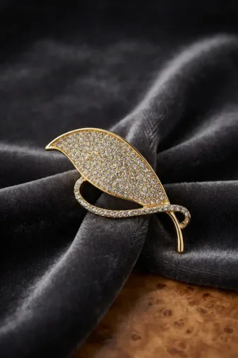 Gold Renk Zirkon Taşlı Yaprak Model Broş TJ-BR495