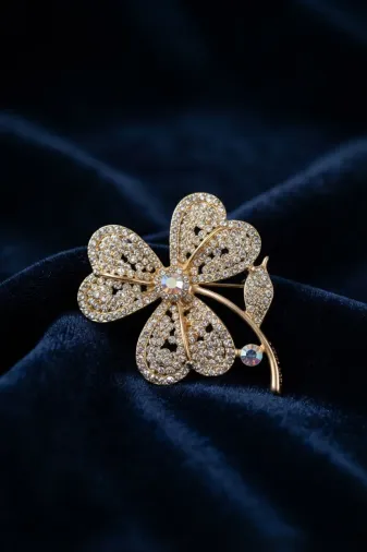 Gold Renk Zirkon Taşlı Yonca Model Broş TJ-BR498