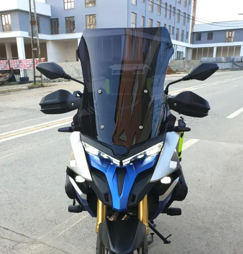 MOTOCAM Voge DSX 525 Ön Cam 2023-2026 Model 65cm Siyah Renkli 4mm SPORTİF MODEL