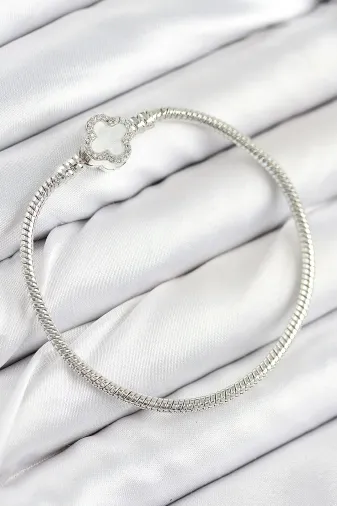 Pirinç Charm Zirkon Taşlı Yonca Model Gümüş Renk Kadın Bileklik TJ-BB7799