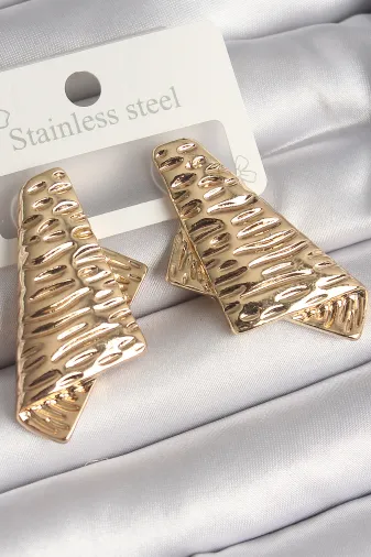 Pirinç Gold Renk İşleme Detaylı Katlanmış Kare Plaka Model Kadın Küpe TJ-BKP10261