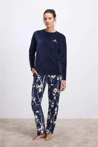 Uzun Kollu Kadife T-Shirt ve Çiçek Desenli Pantolon Pijama Takımı