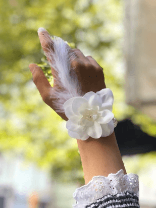 YNT İthalat SM-SMRBRİDE-BİLEKLİK-BEYAZ Bride To Be Nedime Gelin Bilekliği Tüy Ve İnci Boncuk Detaylı Beyaz Renkli Bekarlığa Veda Partisi Bilekliği 10 Adet